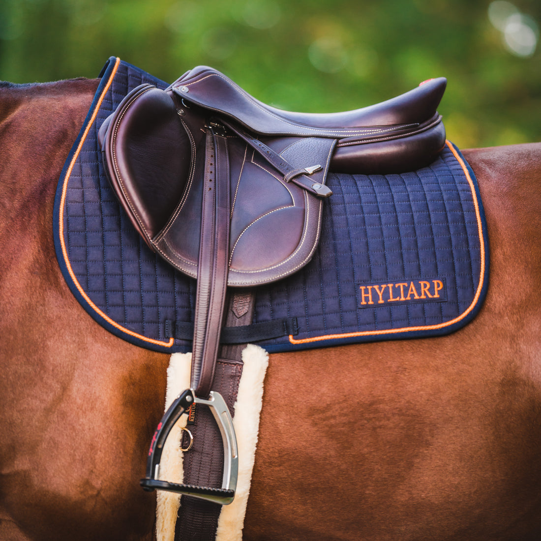 Tapis De Selle Hy Equestrian Elevate - Bleu Marine/Vert Olive - Épi Et Plein - Neuf